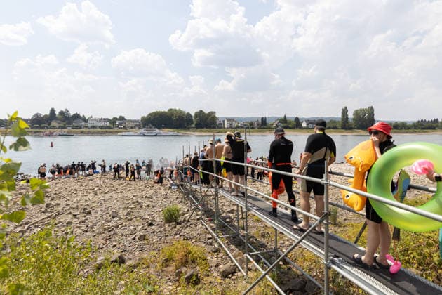 Rheinschwimmen des DLRG Bad Honnef Unkel 413 Schwimmerinnen und Schwimmer absolvieren am bislang heissesten Tag des Jahres beim Rheinschwimmen der DLRG Bad Honnef-Unkel den 11 Kilometer langen Kurs im Rhein von Linz nach Bad Honnef. Die Spassveranstaltung wird von der DLRG, Feuerwehr und THW abgesichert.Alle von jung bis alt sind wohlerhalten am Ziel angekommen und hatten trotz den Temperaturen jede Menge Spaß Linz Rheinland-Pfalz Deutschland *** DLRG Bad Honnef Unkel Rhine Swim: On what has been the hottest day of the year so far, 413 swimmers completed the 11-kilometer course in the Rhine from Linz to Bad Honnef during the DLRG Bad Honnef Unkel Rhine Swim. The fun-filled event was supervised by the DLRG, the fire department, and the THW Copyright: xMarcxJohnx