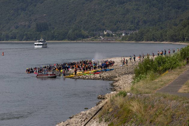 Rheinschwimmen des DLRG Bad Honnef Unkel 413 Schwimmerinnen und Schwimmer absolvieren am bislang heissesten Tag des Jahres beim Rheinschwimmen der DLRG Bad Honnef-Unkel den 11 Kilometer langen Kurs im Rhein von Linz nach Bad Honnef. Die Spassveranstaltung wird von der DLRG, Feuerwehr und THW abgesichert.Alle von jung bis alt sind wohlerhalten am Ziel angekommen und hatten trotz den Temperaturen jede Menge Spaß Linz Rheinland-Pfalz Deutschland *** DLRG Bad Honnef Unkel Rhine Swim: On what has been the hottest day of the year so far, 413 swimmers completed the 11-kilometer course in the Rhine from Linz to Bad Honnef during the DLRG Bad Honnef Unkel Rhine Swim. The fun-filled event was supervised by the DLRG, the fire department, and the THW Copyright: xMarcxJohnx