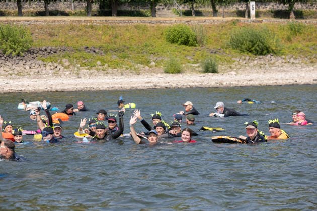 Rheinschwimmen des DLRG Bad Honnef Unkel 413 Schwimmerinnen und Schwimmer absolvieren am bislang heissesten Tag des Jahres beim Rheinschwimmen der DLRG Bad Honnef-Unkel den 11 Kilometer langen Kurs im Rhein von Linz nach Bad Honnef. Die Spassveranstaltung wird von der DLRG, Feuerwehr und THW abgesichert.Alle von jung bis alt sind wohlerhalten am Ziel angekommen und hatten trotz den Temperaturen jede Menge Spaß Remagen Rheinland-Pfalz Deutschland *** DLRG Bad Honnef Unkel Rhine Swim: On what has been the hottest day of the year so far, 413 swimmers completed the 11-kilometer course in the Rhine from Linz to Bad Honnef during the DLRG Bad Honnef Unkel Rhine Swim. The fun event was supervised by the DLRG, the fire department, and the THW. Ev Copyright: xMarcxJohnx