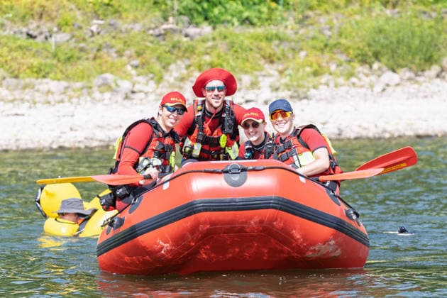 Rheinschwimmen des DLRG Bad Honnef Unkel 413 Schwimmerinnen und Schwimmer absolvieren am bislang heissesten Tag des Jahres beim Rheinschwimmen der DLRG Bad Honnef-Unkel den 11 Kilometer langen Kurs im Rhein von Linz nach Bad Honnef. Die Spassveranstaltung wird von der DLRG, Feuerwehr und THW abgesichert.Alle von jung bis alt sind wohlerhalten am Ziel angekommen und hatten trotz den Temperaturen jede Menge Spaß Remagen Rheinland-Pfalz Deutschland *** DLRG Bad Honnef Unkel Rhine Swim: On what has been the hottest day of the year so far, 413 swimmers completed the 11-kilometer course in the Rhine from Linz to Bad Honnef during the DLRG Bad Honnef Unkel Rhine Swim. The fun event was supervised by the DLRG, the fire department, and the THW. Ev Copyright: xMarcxJohnx