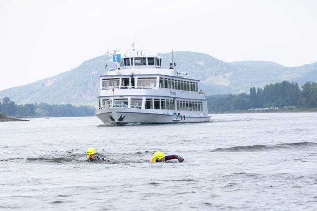 Rheinschwimmen des DLRG Bad Honnef Unkel 413 Schwimmerinnen und Schwimmer absolvieren am bislang heissesten Tag des Jahres beim Rheinschwimmen der DLRG Bad Honnef-Unkel den 11 Kilometer langen Kurs im Rhein von Linz nach Bad Honnef. Die Spassveranstaltung wird von der DLRG, Feuerwehr und THW abgesichert.Alle von jung bis alt sind wohlerhalten am Ziel angekommen und hatten trotz den Temperaturen jede Menge Spaß Unkel Rheinland-Pfalz Deutschland *** DLRG Bad Honnef Unkel Rhine Swim: On what has been the hottest day of the year so far, 413 swimmers completed the 11-kilometer course in the Rhine from Linz to Bad Honnef during the DLRG Bad Honnef Unkel Rhine Swim. The fun-filled event was supervised by the DLRG, the fire department, and the TH Copyright: xMarcxJohnx