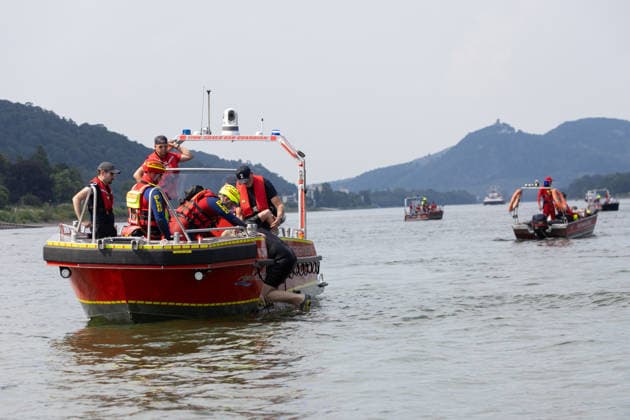Rheinschwimmen des DLRG Bad Honnef Unkel 413 Schwimmerinnen und Schwimmer absolvieren am bislang heissesten Tag des Jahres beim Rheinschwimmen der DLRG Bad Honnef-Unkel den 11 Kilometer langen Kurs im Rhein von Linz nach Bad Honnef. Die Spassveranstaltung wird von der DLRG, Feuerwehr und THW abgesichert.Alle von jung bis alt sind wohlerhalten am Ziel angekommen und hatten trotz den Temperaturen jede Menge Spaß Unkel Rheinland-Pfalz Deutschland *** DLRG Bad Honnef Unkel Rhine Swim: On what has been the hottest day of the year so far, 413 swimmers completed the 11-kilometer course in the Rhine from Linz to Bad Honnef during the DLRG Bad Honnef Unkel Rhine Swim. The fun-filled event was supervised by the DLRG, the fire department, and the TH Copyright: xMarcxJohnx