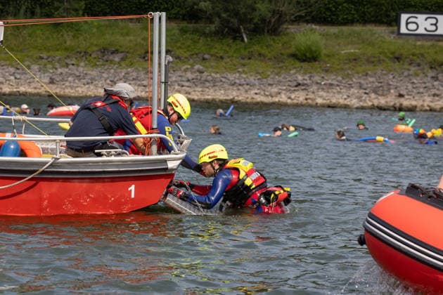 Rheinschwimmen des DLRG Bad Honnef Unkel 413 Schwimmerinnen und Schwimmer absolvieren am bislang heissesten Tag des Jahres beim Rheinschwimmen der DLRG Bad Honnef-Unkel den 11 Kilometer langen Kurs im Rhein von Linz nach Bad Honnef. Die Spassveranstaltung wird von der DLRG, Feuerwehr und THW abgesichert.Alle von jung bis alt sind wohlerhalten am Ziel angekommen und hatten trotz den Temperaturen jede Menge Spaß Unkel Rheinland-Pfalz Deutschland *** DLRG Bad Honnef Unkel Rhine Swim: On what has been the hottest day of the year so far, 413 swimmers completed the 11-kilometer course in the Rhine from Linz to Bad Honnef during the DLRG Bad Honnef Unkel Rhine Swim. The fun-filled event was supervised by the DLRG, the fire department, and the TH Copyright: xMarcxJohnx