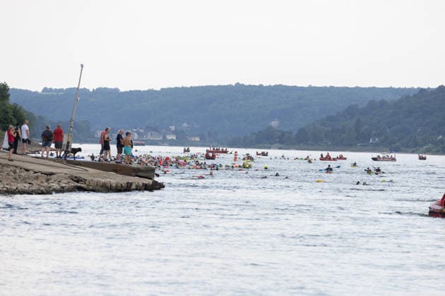 Rheinschwimmen des DLRG Bad Honnef Unkel 413 Schwimmerinnen und Schwimmer absolvieren am bislang heissesten Tag des Jahres beim Rheinschwimmen der DLRG Bad Honnef-Unkel den 11 Kilometer langen Kurs im Rhein von Linz nach Bad Honnef. Die Spassveranstaltung wird von der DLRG, Feuerwehr und THW abgesichert.Alle von jung bis alt sind wohlerhalten am Ziel angekommen und hatten trotz den Temperaturen jede Menge Spaß Bad Honnef Nordrhein-Westfalen Deutschland *** DLRG Bad Honnef Unkel Rhine Swim: On what has been the hottest day of the year so far, 413 swimmers completed the 11-kilometer course in the Rhine from Linz to Bad Honnef during the DLRG Bad Honnef Unkel Rhine Swim. The fun event was supervised by the DLRG, the fire department, and the Copyright: xMarcxJohnx