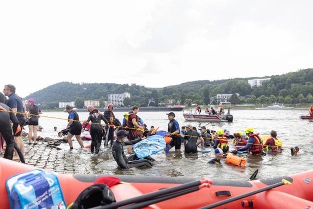 Rheinschwimmen des DLRG Bad Honnef Unkel 413 Schwimmerinnen und Schwimmer absolvieren am bislang heissesten Tag des Jahres beim Rheinschwimmen der DLRG Bad Honnef-Unkel den 11 Kilometer langen Kurs im Rhein von Linz nach Bad Honnef. Die Spassveranstaltung wird von der DLRG, Feuerwehr und THW abgesichert.Alle von jung bis alt sind wohlerhalten am Ziel angekommen und hatten trotz den Temperaturen jede Menge Spaß Bad Honnef Nordrhein-Westfalen Deutschland *** DLRG Bad Honnef Unkel Rhine Swim: On what has been the hottest day of the year so far, 413 swimmers completed the 11-kilometer course in the Rhine from Linz to Bad Honnef during the DLRG Bad Honnef Unkel Rhine Swim. The fun event was supervised by the DLRG, the fire department, and the Copyright: xMarcxJohnx