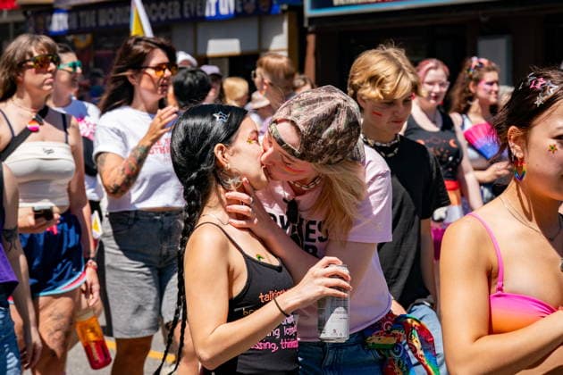 News Bilder des Tages June 27, 2026, Toronto, On, Canada: A couple kisses as people walk in the annual Dyke March in Toronto on Saturday, June 27, 2026. Toronto Canada  - ZUMAc35_ 20260627_zaf_c35_043 Copyright: xArlynxMcadoreyx