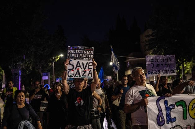 Anti-government protest held in West Jerusalem WEST JERUSALEM - JUNE 27: Dozens of Israelis gather to protest against Prime Minister Benjamin Netanyahu and the current government, calling for their resignation and early elections, in West Jerusalem on June 27, 2026. Demonstrators carry placards criticizing Israeli military operations and settlement policies, chant slogans against Netanyahu, and express opposition to what they describe as genocide in Gaza. Mostafa Alkharouf Anadolu Jerusalem Israel. Editorial use only. Please get in touch for any other usage.  Copyright: x2026xAnadoluxMostafaxAlkharoufx