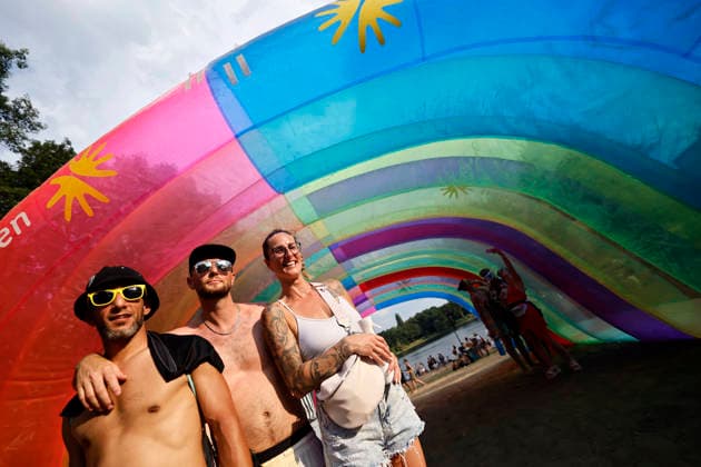 Besucher vor einem Regenbogen-Tunnel beim Rainbow Festival 2026 am Fühlinger See. Das Rainbow Festival von Markus Krampe findet im Rahmen des ColognePride statt. Köln, 27.06.2026 NRW Deutschland *** Visitors in front of a rainbow tunnel at the 2026 Rainbow Festival at Fühlinger See. Markus Krampe s Rainbow Festival takes place as part of ColognePride. Cologne, June 27, 2026, North Rhine-Westphalia, Germany Copyright: xChristophxHardtx