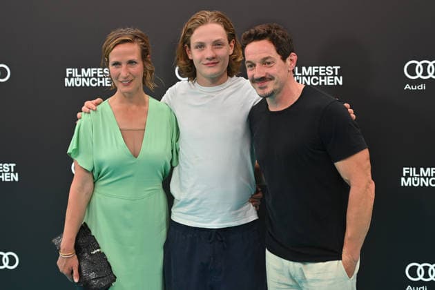 v..li:Nathalie Schott , Levi Brandl, Markus Brandl. Eroeffnung 43.Filmfest Muenchen am 27.06.2026 Gasteig HP8. *** From left: Nathalie Schott, Levi Brandl, Markus Brandl. Opening of the 43rd Munich Film Festival on June 27, 2026, at Gasteig HP8