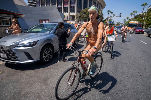 June 27, 2026, Los Angeles, California, USA: Nude cyclists ride past Walt Disney Concert Hall in Downtown Lo Angeles in the World Naked Bike Ride on June 27, 2026. Los Angeles USA - ZUMAc68_ 20260627_zaf_c68_032 Copyright: xRingoxChiux
