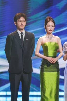 SHANGHAI, CHINA - JUNE 26: Actor Bai Yu and actress Yang Mi attend the Magnolia Awards Ceremony of the 31st Shanghai TV Festival (STVF) on June 26, 2026 in Shanghai, China.  Copyright: xVCGx 111650725642