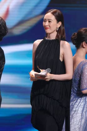 SHANGHAI, CHINA - JUNE 26: Actress Tong Yao presents the Best Actress Award to actress Andy Yang Zi during the Magnolia Awards Ceremony of the 31st Shanghai TV Festival (STVF) on June 26, 2026 in Shanghai, China.  Copyright: xVCGx 111650720775