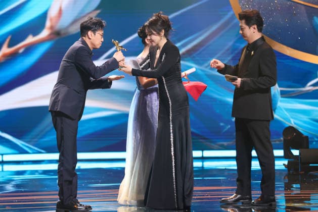SHANGHAI, CHINA - JUNE 26: Actor Yu Hewei wins the Best Actor Award during the Magnolia Awards Ceremony of the 31st Shanghai TV Festival (STVF) on June 26, 2026 in Shanghai, China.  Copyright: xVCGx 111650722625
