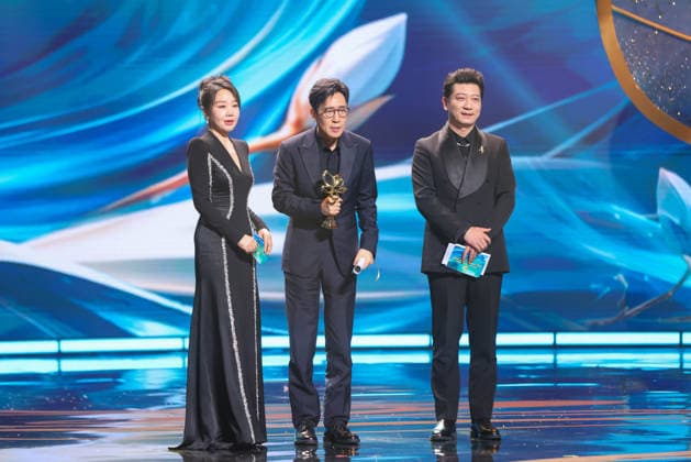 SHANGHAI, CHINA - JUNE 26: Actor Yu Hewei wins the Best Actor Award during the Magnolia Awards Ceremony of the 31st Shanghai TV Festival (STVF) on June 26, 2026 in Shanghai, China.  Copyright: xVCGx 111650722627