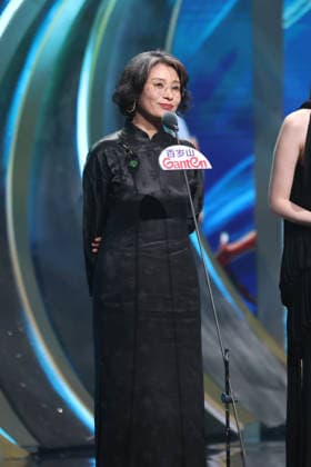 SHANGHAI, CHINA - JUNE 26: Actress Liu Dan presents the Best Actress Award to actress Andy Yang Zi during the Magnolia Awards Ceremony of the 31st Shanghai TV Festival (STVF) on June 26, 2026 in Shanghai, China.  Copyright: xVCGx 111650720772