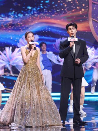 SHANGHAI, CHINA - JUNE 26: Actor Zhang Linghe and actress Guan Xiaotong serve as host and hostess during the Magnolia Awards Ceremony of the 31st Shanghai TV Festival (STVF) on June 26, 2026 in Shanghai, China.  Copyright: xVCGx 111650734636