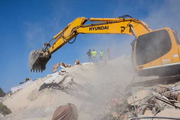 Military restricts access to Venezuela s La Guaira as earthquake recovery continues LA GUAIRA, VENEZUELA - JUNE 27: Military personnel control access to La Guaira state as heavy machinery is deployed to clear debris following the recent twin earthquakes in Venezuela, on June 27, 2026. Search and rescue operations continue amid hopes of finding more survivors, while international civil protection teams begin arriving to support ongoing emergency response efforts. Diko Betancourt Anadolu La Guaira Venezuela. Editorial use only. Please get in touch for any other usage.  Copyright: x2026xAnadoluxDikoxBetancourtx