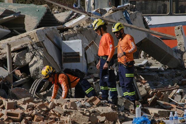 Military restricts access to Venezuela s La Guaira as earthquake recovery continues LA GUAIRA, VENEZUELA - JUNE 27: Military personnel control access to La Guaira state as heavy machinery is deployed to clear debris following the recent twin earthquakes in Venezuela, on June 27, 2026. Search and rescue operations continue amid hopes of finding more survivors, while international civil protection teams begin arriving to support ongoing emergency response efforts. Diko Betancourt Anadolu La Guaira Venezuela. Editorial use only. Please get in touch for any other usage.  Copyright: x2026xAnadoluxDikoxBetancourtx