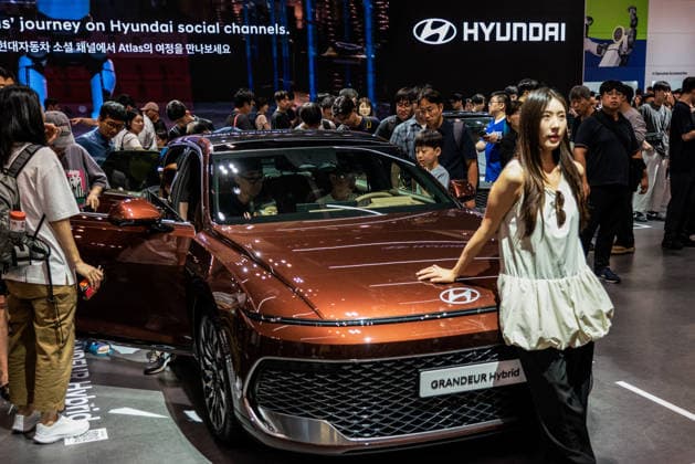 June 27, 2026, Busan, South Korea: People seen experiencing the Grandeur Hybrid during the Busan International Mobility Show 2026 (BIMOS 2026) at BEXCO. Busan International Mobility Show 2026 (BIMOS 2026) is happening from June 26 to July 5. Busan South Korea - ZUMAs197 20260627_aaa_s197_133 Copyright: xSimonxShinx