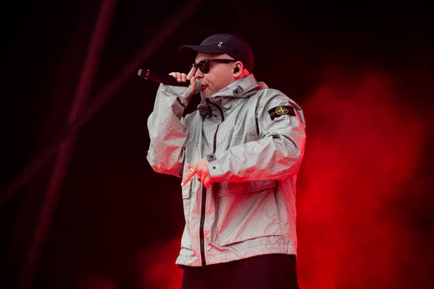 Kneecap performing live at Crystal Palace Park, London 27 June 2026 Kneecap performing live at Crystal Palace Park, London 27 June 2026 Mo Chara (Liam Og O hAnnaidh) - rapper, vocals Kneecap are an Irish hip-hop trio. They rap in a mixture of English and Irish. Their first single C.E.A.R.T.A. (cearta is Irish for rights ) was released in ˜17, followed by their mixtape, 3CAG, in ˜18. Their first studio album, Fine Art, was released in ˜24 Their second studio album, Fenian, was released in ˜26. The group has been at the centre of public debates about free speech and the expression of political opinions within Ireland and the UK. Their themes focus on working class, youth culture, Irish republicanism and Irish language rights. In  Copyright: xDafyddxOwenx xDafyddxOwenx-xB5377x xAvalonx 1112995535
