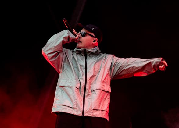 Kneecap performing live at Crystal Palace Park, London 27 June 2026 Kneecap performing live at Crystal Palace Park, London 27 June 2026 Mo Chara (Liam Og O hAnnaidh) - rapper, vocals Kneecap are an Irish hip-hop trio. They rap in a mixture of English and Irish. Their first single C.E.A.R.T.A. (cearta is Irish for rights ) was released in ˜17, followed by their mixtape, 3CAG, in ˜18. Their first studio album, Fine Art, was released in ˜24 Their second studio album, Fenian, was released in ˜26. The group has been at the centre of public debates about free speech and the expression of political opinions within Ireland and the UK. Their themes focus on working class, youth culture, Irish republicanism and Irish language rights. In  Copyright: xDafyddxOwenx xDafyddxOwenx-xB5377x xAvalonx 1112995572