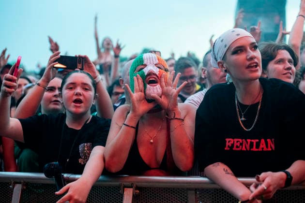 Kneecap performing live at Crystal Palace Park, London 27 June 2026 Kneecap performing live at Crystal Palace Park, London 27 June 2026 Fans in the crowd Kneecap are an Irish hip-hop trio. They rap in a mixture of English and Irish. Their first single C.E.A.R.T.A. (cearta is Irish for rights ) was released in ˜17, followed by their mixtape, 3CAG, in ˜18. Their first studio album, Fine Art, was released in ˜24 Their second studio album, Fenian, was released in ˜26. The group has been at the centre of public debates about free speech and the expression of political opinions within Ireland and the UK. Their themes focus on working class, youth culture, Irish republicanism and Irish language rights. In concert, they have made stateme  Copyright: xDafyddxOwenx xDafyddxOwenx-xB5377x xAvalonx 1112996305