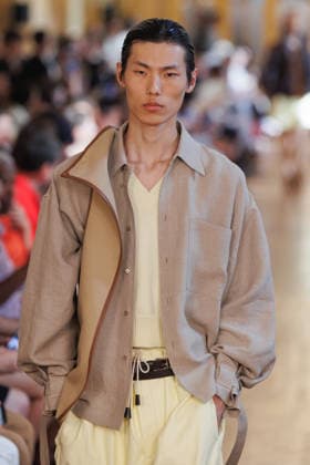 Hed Mayner Men s Spring Summer 2027 Fashion Show: Model walking the runway during the Hed Mayner men s ready-to-wear Spring Summer 2027 fashion show at Paris Fashion Week 457709 June 27, 2026  Copyright: xSebastienxFremontx xStarfacex STAR_457709_008