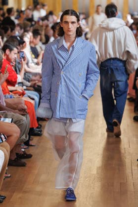 Hed Mayner Men s Spring Summer 2027 Fashion Show: Model walking the runway during the Hed Mayner men s ready-to-wear Spring Summer 2027 fashion show at Paris Fashion Week 457709 June 27, 2026  Copyright: xSebastienxFremontx xStarfacex STAR_457709_014