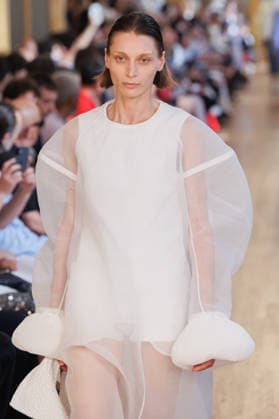Hed Mayner Men s Spring Summer 2027 Fashion Show: Model walking the runway during the Hed Mayner men s ready-to-wear Spring Summer 2027 fashion show at Paris Fashion Week 457709 June 27, 2026  Copyright: xSebastienxFremontx xStarfacex STAR_457709_017