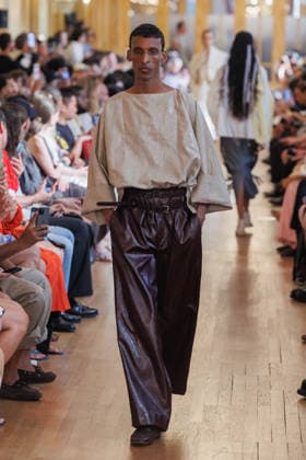Hed Mayner Men s Spring Summer 2027 Fashion Show: Model walking the runway during the Hed Mayner men s ready-to-wear Spring Summer 2027 fashion show at Paris Fashion Week 457709 June 27, 2026  Copyright: xSebastienxFremontx xStarfacex STAR_457709_020