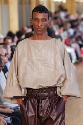 Hed Mayner Men s Spring Summer 2027 Fashion Show: Model walking the runway during the Hed Mayner men s ready-to-wear Spring Summer 2027 fashion show at Paris Fashion Week 457709 June 27, 2026  Copyright: xSebastienxFremontx xStarfacex STAR_457709_021