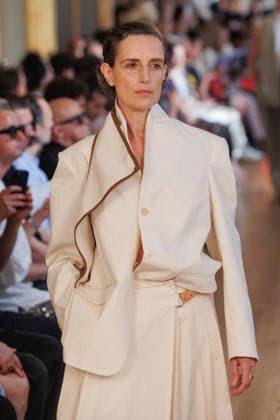 Hed Mayner Men s Spring Summer 2027 Fashion Show: Model walking the runway during the Hed Mayner men s ready-to-wear Spring Summer 2027 fashion show at Paris Fashion Week 457709 June 27, 2026  Copyright: xSebastienxFremontx xStarfacex STAR_457709_024
