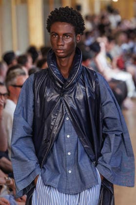 Hed Mayner Men s Spring Summer 2027 Fashion Show: Model walking the runway during the Hed Mayner men s ready-to-wear Spring Summer 2027 fashion show at Paris Fashion Week 457709 June 27, 2026  Copyright: xSebastienxFremontx xStarfacex STAR_457709_026