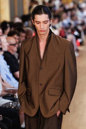 Hed Mayner Men s Spring Summer 2027 Fashion Show: Model walking the runway during the Hed Mayner men s ready-to-wear Spring Summer 2027 fashion show at Paris Fashion Week 457709 June 27, 2026  Copyright: xSebastienxFremontx xStarfacex STAR_457709_034