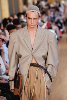 Hed Mayner Men s Spring Summer 2027 Fashion Show: Model walking the runway during the Hed Mayner men s ready-to-wear Spring Summer 2027 fashion show at Paris Fashion Week 457709 June 27, 2026  Copyright: xSebastienxFremontx xStarfacex STAR_457709_038