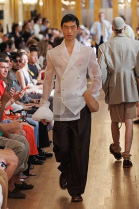 Hed Mayner Men s Spring Summer 2027 Fashion Show: Model walking the runway during the Hed Mayner men s ready-to-wear Spring Summer 2027 fashion show at Paris Fashion Week 457709 June 27, 2026  Copyright: xSebastienxFremontx xStarfacex STAR_457709_039