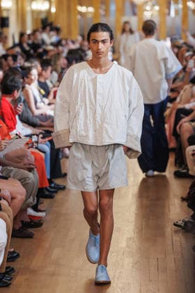 Hed Mayner Men s Spring Summer 2027 Fashion Show: Model walking the runway during the Hed Mayner men s ready-to-wear Spring Summer 2027 fashion show at Paris Fashion Week 457709 June 27, 2026  Copyright: xSebastienxFremontx xStarfacex STAR_457709_043