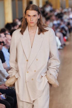 Hed Mayner Men s Spring Summer 2027 Fashion Show: Model walking the runway during the Hed Mayner men s ready-to-wear Spring Summer 2027 fashion show at Paris Fashion Week 457709 June 27, 2026  Copyright: xSebastienxFremontx xStarfacex STAR_457709_046