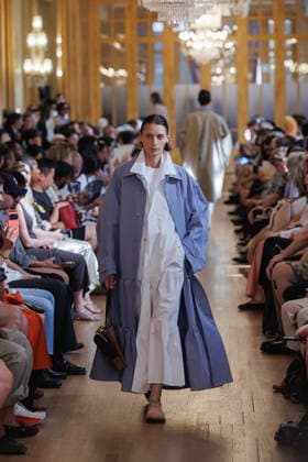Hed Mayner Men s Spring Summer 2027 Fashion Show: Model walking the runway during the Hed Mayner men s ready-to-wear Spring Summer 2027 fashion show at Paris Fashion Week 457709 June 27, 2026  Copyright: xSebastienxFremontx xStarfacex STAR_457709_048