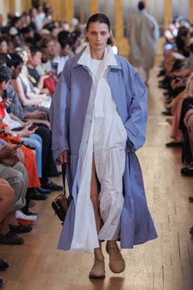 Hed Mayner Men s Spring Summer 2027 Fashion Show: Model walking the runway during the Hed Mayner men s ready-to-wear Spring Summer 2027 fashion show at Paris Fashion Week 457709 June 27, 2026  Copyright: xSebastienxFremontx xStarfacex STAR_457709_049