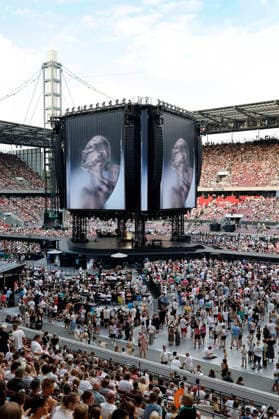 Publikum beim Helene Fischer Konzert 360Â° Stadion Tour im RheinEnergieStadion. Köln, 27.06.2026 (Hinweis: Verwendung nur redaktionell in Bezug auf das Konzert bzw. die aktuelle Tour) *** Audience at the Helene Fischer 360° Stadium Tour concert at the RheinEnergieStadion in Cologne, June 27, 2026. Note: For editorial use only in connection with the concert or the current tour. Foto:xR.xSchmiegeltx xFuturexImagex fischer_6601