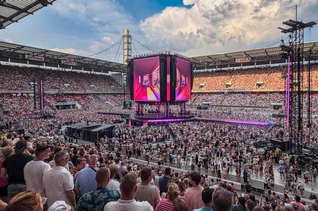 Publikum beim Helene Fischer Konzert 360Â° Stadion Tour im RheinEnergieStadion. Köln, 27.06.2026 (Hinweis: Verwendung nur redaktionell in Bezug auf das Konzert bzw. die aktuelle Tour) *** Audience at the Helene Fischer 360° Stadium Tour concert at the RheinEnergieStadion in Cologne, June 27, 2026. Note: For editorial use only in connection with the concert or the current tour. Foto:xR.xSchmiegeltx xFuturexImagex fischer_6603