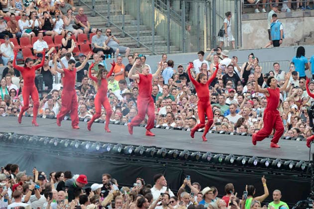 Tänzer beim Helene Fischer Konzert 360Â° Stadion Tour im RheinEnergieStadion. Köln, 27.06.2026 (Hinweis: Verwendung nur redaktionell in Bezug auf das Konzert bzw. die aktuelle Tour) *** Dancers at the Helene Fischer 360° Stadion Tour concert at the RheinEnergieStadion in Cologne, June 27, 2026. Note: For editorial use only in connection with the concert or the current tour. Foto:xR.xSchmiegeltx xFuturexImagex fischer_6605