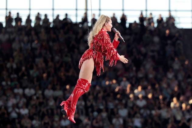 Helene Fischer live bei einem Konzert ihrer 360Â° Stadion Tour im RheinEnergieStadion. Köln, 27.06.2026 (Hinweis: Verwendung nur redaktionell in Bezug auf das Konzert bzw. die aktuelle Tour) *** Helene Fischer performing live at a concert on her 360° Stadium Tour at the RheinEnergieStadion in Cologne, June 27, 2026. Note: For editorial use only in connection with the concert or the current tour. Foto:xR.xSchmiegeltx xFuturexImagex fischer_6610