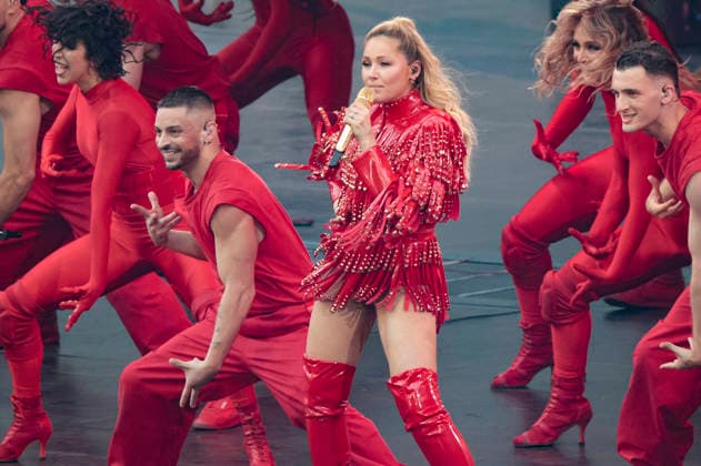 Helene Fischer live bei einem Konzert ihrer 360Â° Stadion Tour im RheinEnergieStadion. Köln, 27.06.2026 (Hinweis: Verwendung nur redaktionell in Bezug auf das Konzert bzw. die aktuelle Tour) *** Helene Fischer performing live at a concert on her 360° Stadium Tour at the RheinEnergieStadion in Cologne, June 27, 2026. Note: For editorial use only in connection with the concert or the current tour. Foto:xR.xSchmiegeltx xFuturexImagex fischer_6619