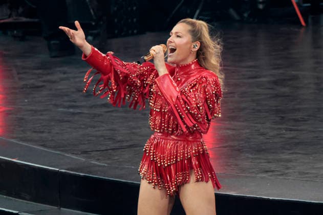 Helene Fischer live bei einem Konzert ihrer 360Â° Stadion Tour im RheinEnergieStadion. Köln, 27.06.2026 (Hinweis: Verwendung nur redaktionell in Bezug auf das Konzert bzw. die aktuelle Tour) *** Helene Fischer performing live at a concert on her 360° Stadium Tour at the RheinEnergieStadion in Cologne, June 27, 2026. Note: For editorial use only in connection with the concert or the current tour. Foto:xR.xSchmiegeltx xFuturexImagex fischer_6627