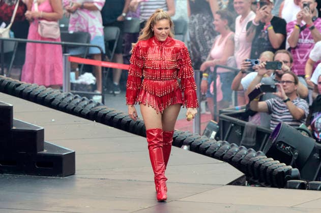 Helene Fischer live bei einem Konzert ihrer 360Â° Stadion Tour im RheinEnergieStadion. Köln, 27.06.2026 (Hinweis: Verwendung nur redaktionell in Bezug auf das Konzert bzw. die aktuelle Tour) *** Helene Fischer performing live at a concert on her 360° Stadium Tour at the RheinEnergieStadion in Cologne, June 27, 2026. Note: For editorial use only in connection with the concert or the current tour. Foto:xR.xSchmiegeltx xFuturexImagex fischer_6635