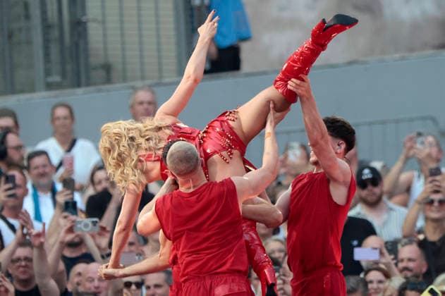 Helene Fischer live bei einem Konzert ihrer 360Â° Stadion Tour im RheinEnergieStadion. Köln, 27.06.2026 (Hinweis: Verwendung nur redaktionell in Bezug auf das Konzert bzw. die aktuelle Tour) *** Helene Fischer performing live at a concert on her 360° Stadium Tour at the RheinEnergieStadion in Cologne, June 27, 2026. Note: For editorial use only in connection with the concert or the current tour. Foto:xR.xSchmiegeltx xFuturexImagex fischer_6665