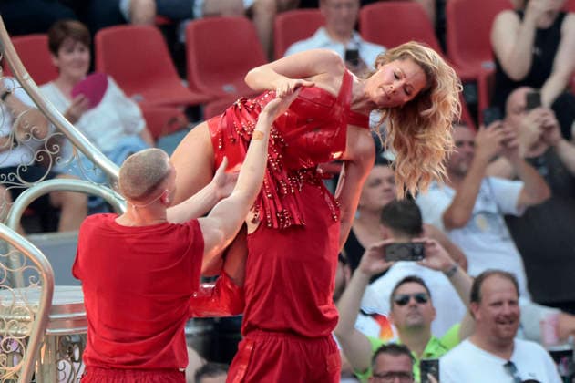 Helene Fischer live bei einem Konzert ihrer 360Â° Stadion Tour im RheinEnergieStadion. Köln, 27.06.2026 (Hinweis: Verwendung nur redaktionell in Bezug auf das Konzert bzw. die aktuelle Tour) *** Helene Fischer performing live at a concert on her 360° Stadium Tour at the RheinEnergieStadion in Cologne, June 27, 2026. Note: For editorial use only in connection with the concert or the current tour. Foto:xR.xSchmiegeltx xFuturexImagex fischer_6666