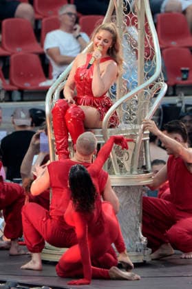 Helene Fischer live bei einem Konzert ihrer 360Â° Stadion Tour im RheinEnergieStadion. Köln, 27.06.2026 (Hinweis: Verwendung nur redaktionell in Bezug auf das Konzert bzw. die aktuelle Tour) *** Helene Fischer performing live at a concert on her 360° Stadium Tour at the RheinEnergieStadion in Cologne, June 27, 2026. Note: For editorial use only in connection with the concert or the current tour. Foto:xR.xSchmiegeltx xFuturexImagex fischer_6670